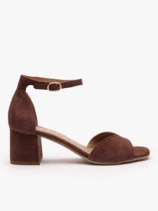 Ciemnobrązowe sandały na słupku. Brązowe sandały Ryłko, bez wzorów, ze skóry, z okrągłym noskiem, bez obcasa, na obcasie, bez zapięcia. Za 399,99 zł.