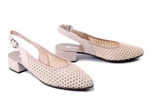 RIEKER 47060-60 beige, czółenka damskie. Brązowe czółenka Rieker, bez wzorów, bez obcasa, bez zapięcia. Za 299,90 zł.