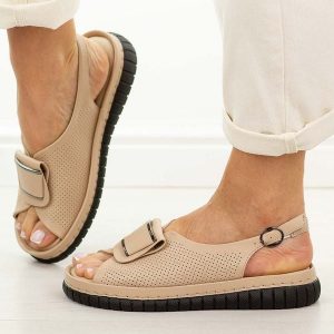 Beżowe skórzane sandały damskie T.Sokolski 475. Brązowe sandały Sokolski, z aplikacjami, z jeansu, bez obcasa, na platformie, bez zapięcia. W wyprzedaży za 192,72 zł.