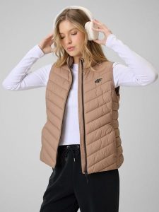 4F Bezrękawnik z wypełnieniem syntetycznym damski - beżowy M. Brązowe kamizelki 4f, m, bez wzorów, z materiału, bez kołnierzyka, bez ramiączek, bez kaptura. Za 199,99 zł.