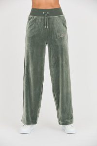 JUICY COUTURE Zielone spodnie Bexley Velour Track Pants. Zielone spodnie dresowe Juicy Couture, s, bez wzorów, z dresówki. W wyprzedaży za 319,99 zł.