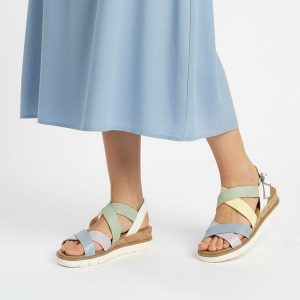 Sandały damskie Marco Tozzi, z skóry naturalnej lekkie i wygodne z elastycznymi paskami dobrze dopasowującymi się do stopy miękka wkładka zwiększając. Białe sandały Marco Tozzi, bez wzorów, ze skóry, bez obcasa, na koturnie, bez zapięcia. Za 199,00 zł.