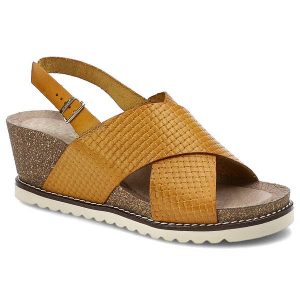 Żółte Sandały Yokono Wygodne Buty Na Koturnie. Żółte sandały Yokono, bez wzorów, ze skóry, bez obcasa, na koturnie, bez zapięcia. Za 309,00 zł.
