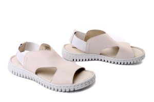 Manitu 910326-81 offhwhite, sandały damskie. Białe sandały Manitu, bez wzorów, ze skóry, bez obcasa, bez zapięcia. Za 269,90 zł.