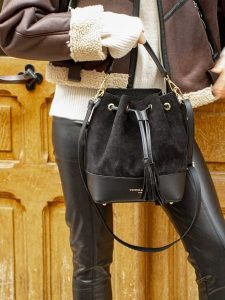 Victor & Hugo Paris Skórzana torebka "Livy" w kolorze czarnym - 21,5 x 27 x 15 cm rozmiar: onesize. Czarne torebki klasyczne Victor & Hugo Paris, bez wzorów, z materiału, przez ramię, bez dodatków. Za 260,99 zł.