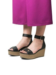 U.S. Polo Assn. Sandały w kolorze czarnym na koturnie rozmiar: 39. Czarne sandały U.S. Polo Assn., bez wzorów, z otwartym noskiem, bez obcasa, na koturnie, bez zapięcia. Za 217,99 zł.