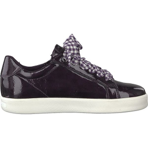 Sneakersy w kolorze bordowym. Czerwone trampki marki Marco Tozzi, z lakierowanej skóry. W wyprzedaży za 104,95 zł.