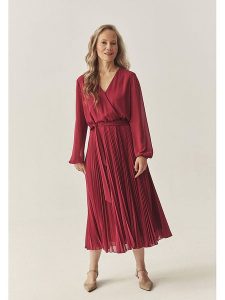 TATUUM Sukienka "Ida" w kolorze czerwonym rozmiar: 42. Czerwone sukienki Tatuum, bez wzorów, bez kołnierzyka, bez ramiączek, midi. Za 217,23 zł.