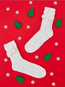 Skarpetki - kremowy. Białe skarpetki Sinsay, bez wzorów, ze splotem. Za 19,99 zł.