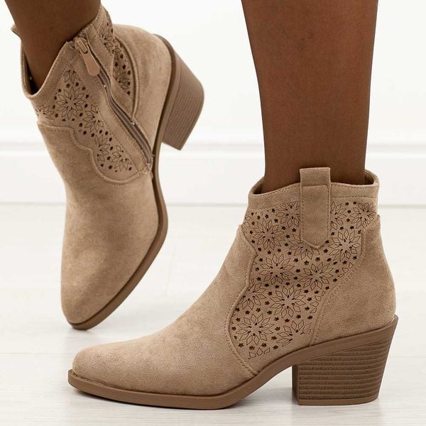 Beżowe jesienne botki damskie, kowbojki S.Barski 52-529. Brązowe botki S.BARSKI, na jesień, bez wzorów, z jeansu, bez obcasa, na obcasie, bez zapięcia. Za 219,00 zł.