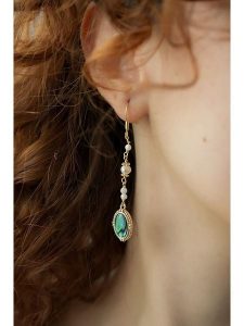 Pierres delicates Kolczyki w kolorze białym z perłami i masą perłową rozmiar: onesize. Białe kolczyki Pierres delicates, z perłą, z mosiądzu. Za 43,99 zł.