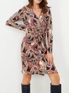 Milan Kiss Sukienka w kolorze czarno-kremowo-czerwonym rozmiar: XL. Brązowe sukienki Milan Kiss, xl, bez wzorów, z tkaniny, bez kołnierzyka, bez ramiączek, midi. Za 152,99 zł.