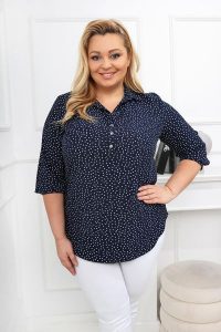 Elegancka granatowa koszula w białe kropki z kołnierzem PLUS SIZE XXL. Białe koszule Nasi partnerzy, plus size, bez wzorów, z poliesteru, bez kołnierzyka, plus size, bez ramiączek. Za 199,90 zł.