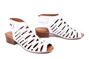 PIAZZA 910321-03 weiss, sandały damskie. Białe sandały Piazza, w ażurowe wzory, ze skóry, bez obcasa, na obcasie, bez zapięcia. Za 299,90 zł.