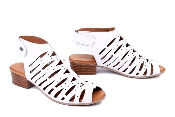 PIAZZA 910321-03 weiss, sandały damskie. Białe sandały Piazza, w ażurowe wzory, ze skóry, bez obcasa, na obcasie, bez zapięcia. Za 299,90 zł.