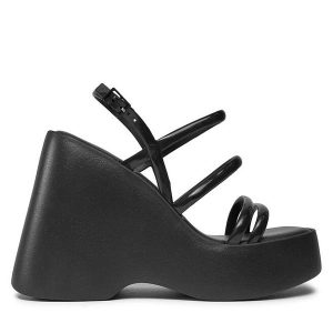 Sandały Melissa. Czarne sandały Melissa, bez wzorów, bez obcasa, na koturnie, bez zapięcia. Za 459,99 zł.