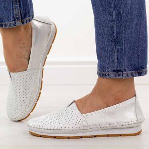 Srebrne skórzane półbuty damskie S.Barski 7049. Szare półbuty S.BARSKI, na jesień, w ażurowe wzory, z jeansu, bez obcasa, na płaskiej podeszwie, bez zapięcia. Za 229,00 zł.