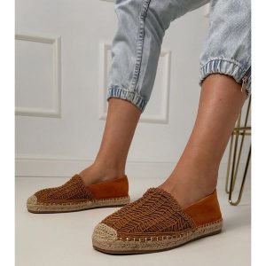 Brązowe espadryle ażurowe na platformie. Brązowe espadryle w ażurowe wzory, ze skóry, bez obcasa, na platformie. Za 81,09 zł.