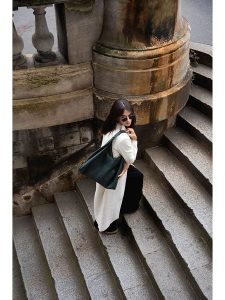 Maison héritage PARIS Skórzany shopper bag "Perle" w kolorze ciemnozielonym - 54 x 44 cm rozmiar: onesize. Zielone shopper bag Maison héritage PARIS, bez wzorów, z materiału, na ramię, bez dodatków. Za 478,99 zł.