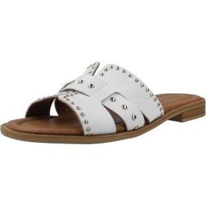 Sandały CARMELA 163060C Biały. Białe buty trekkingowe Carmela, ze skóry, bez zapięcia. Za 281,99 zł.