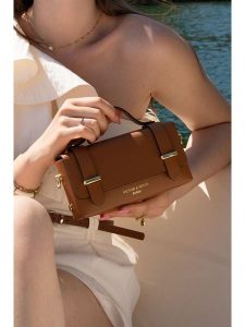 Victor & Hugo Paris Skórzana torebka "Boho" w kolorze karmelowym - 19 x 10 x 5 cm rozmiar: onesize. Brązowe torebki klasyczne Victor & Hugo Paris, bez wzorów, z materiału, przez ramię, bez dodatków. Za 208,99 zł.