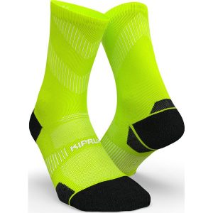 Skarpetki do biegania Kiprun Run 900 wysokie cienkie. Skarpetki KIPRUN, bez wzorów, z elastanu. Za 39,99 zł.