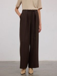 BGN Spodnie w kolorze brązowym rozmiar: 40. Brązowe spodnie z wysokim stanem BGN, bez wzorów, z materiału, z podwyższonym stanem. Za 180,06 zł.