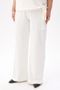 Eleganckie spodnie Rosa z poszerzoną nogawką w kolorze ecru PLUS SIZE XXL. Spodnie z wysokim stanem Moda Size Plus Iwanek, bez wzorów, z elastanu, z podwyższonym stanem, krótkie. Za 249,90 zł.