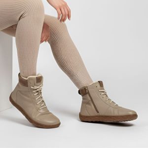 Trzewiki damskie Barefoot Wasak, licowe na płaskiej podeszwie i ocieplane futerkiem, beżowe, 768. Brązowe botki Wasak, bez wzorów, ze skóry, bez obcasa, na płaskiej podeszwie, bez zapięcia. Za 322,99 zł.