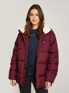 TOMMY JEANS Kurtka zimowa w kolorze bordowym rozmiar: L. Czerwone kurtki Tommy Jeans, na zimę, l, bez wzorów, z jeansu, bez kaptura. Za 382,13 zł.