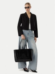 Calvin Klein Torebka Foil Logo Glossy LV04F3537G Czarny. Czarne shopper bag Calvin Klein, bez wzorów, ze skóry, bez dodatków. Za 649,99 zł.