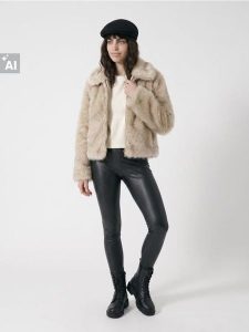 Legginsy z imitacji skóry - czarny. Czarne legginsy Sinsay, bez wzorów, ze skóry. Za 39,99 zł.