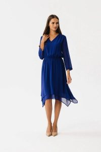 Elegancka zwiewna sukienka szyfonowa asymetryczna chaber. Niebieskie sukienki Stylove, na imprezę, s, bez wzorów, z gumy, eleganckie, z asymetrycznym kołnierzem, bez ramiączek, asymetryczne. Za 379,00 zł.