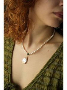 Pierres delicates Pozłacany naszyjnik z perłami i zawieszką - dł. 50 cm rozmiar: onesize. Zielone naszyjniki Pierres delicates, z cyrkonią, pozłacane. Za 108,99 zł.