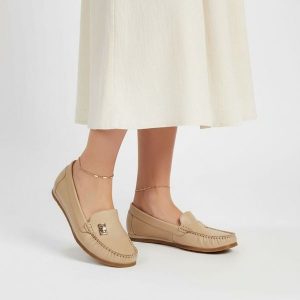 Mokasyny damskie Armodo, cholewka ze skóry naturalnej konstrukcja z dekoracyjną aplikacją miękka forma niska elastyczna podeszwa zapewniająca komfort. Brązowe półbuty Armodo, z aplikacjami, ze skóry, bez obcasa, bez zapięcia. Za 379,00 zł.