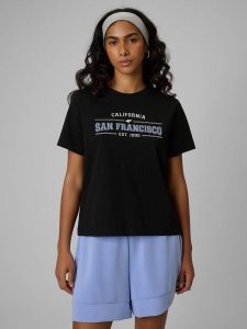 4F T-shirt boxy z nadrukiem damski - czarny S. Czarne t-shirty 4f, s, bez wzorów, z jeansu, bez kołnierzyka, bez ramiączek. Za 69,99 zł.