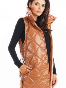 Kamizelka Damska Model A383 Beige Pikówka - awama. Brązowe kamizelki Awama, na jesień, l, bez wzorów, z materiału, bez kołnierzyka, bez ramiączek, bez kaptura. Za 365,50 zł.