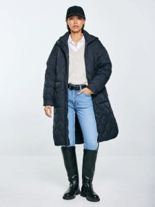 Płaszcz damski oversize z ozdobnym pikowaniem czarny Kinnetisa 906. Czarne płaszcze Big Star, l, bez wzorów, z poliamidu, bez kaptura. Za 499,99 zł.