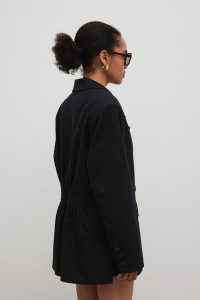 Marynarka z marszczeniem w kolorze TOTALLY BLACK - ROCHELLE. Czarne marynarki i żakiety Marsala, m, bez wzorów, z bawełny, eleganckie. Za 599,90 zł.