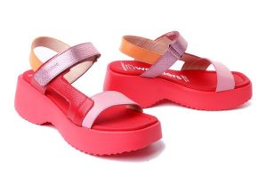 WONDERS D-9725 Talla rojo, sandały damskie. Czerwone sandały Wonders, bez wzorów, bez obcasa, bez zapięcia. Za 431,92 zł.