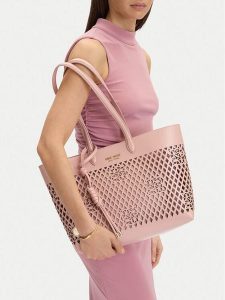 Nine West Torebka CEO-Bleeker Petal-LDA8699A Różowy. Czerwone torebki klasyczne Nine West, bez wzorów, ze skóry, bez dodatków. Za 269,99 zł.