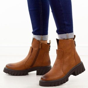 Camelowe botki damskie M.Daszyński 2502-6. Brązowe botki M.Daszyński, na jesień, bez wzorów, z jeansu, z okrągłym noskiem, bez obcasa, na platformie, bez zapięcia. Za 199,00 zł.