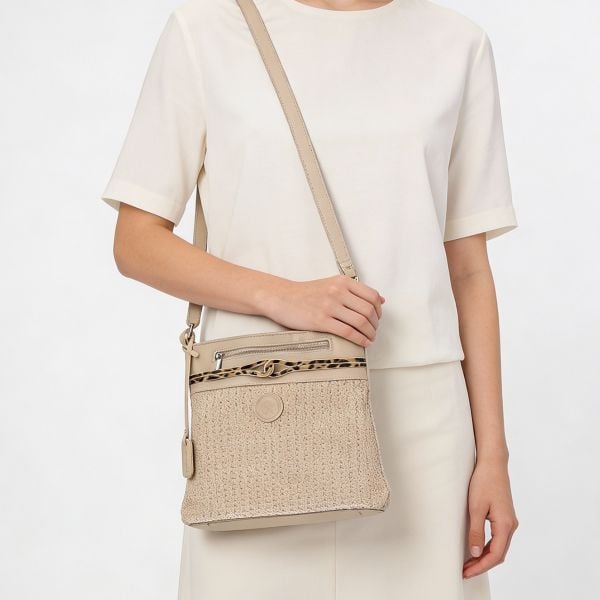 Torebka damska Rieker, z tekstylnego materiału o plecionej strukturze z regulowanym paskiem na ramię praktyczną kieszenią z przodu i lekką wygodną fo. Brązowe listonoszki Rieker, bez wzorów, ze skóry, na ramię, bez dodatków. Za 239,00 zł.