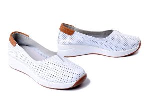 ARTIKER RELAKS 54C1727 biały, półbuty damskie. Białe półbuty Artiker Relaks, na lato, bez wzorów, z gumy, bez obcasa, na koturnie, bez zapięcia. Za 159,90 zł.
