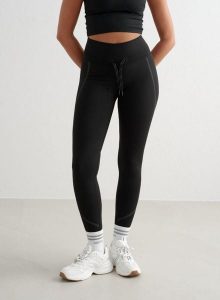 Damskie legginsy, wysoki stan, odprowadzające pot, odblaskowe, ocieplane czarne. Czarne legginsy AIM'N, bez wzorów, z elastanu, z podwyższonym stanem, długie. Za 247,65 zł.