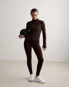Damskie legginsy wysoki stan, odprowadzające pot, squat proof Sense Tall brązowe. Brązowe legginsy AIM'N, bez wzorów, z elastanu, z podwyższonym stanem, długie. Za 301,00 zł.