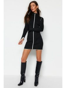 Trendyol Sukienka w kolorze czarnym rozmiar: S. Czarne sukienki Trendyol, s, bez wzorów, bez kołnierzyka, bez ramiączek, maxi. Za 109,00 zł.