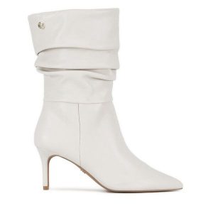 Botki Nine West. Białe botki Nine West, bez wzorów, bez obcasa, na szpilce, bez zapięcia. Za 299,99 zł.