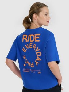 4F T-shirt oversize z nadrukiem damski - niebieski M. Niebieskie t-shirty 4f, m, bez wzorów, z bawełny, bez kołnierzyka, bez ramiączek. Za 69,99 zł.