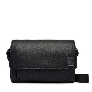 Torebka Calvin Klein. Czarne listonoszki Calvin Klein, bez wzorów, bez dodatków. Za 369,99 zł.